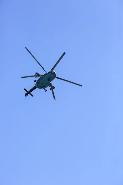 Helicóptero no céu — Fotografia de Stock