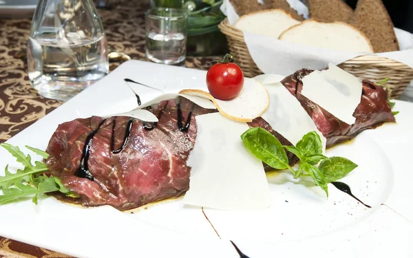 Carpaccio com ervas e queijo — Fotografia de Stock