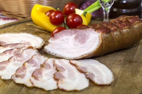 Gerookt vlees op tafel — Stockfoto