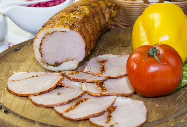 Gerookt vlees op tafel — Stockfoto