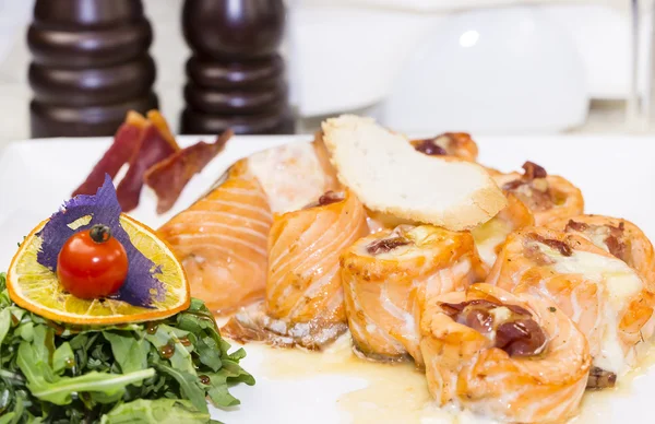 Rollos de salmón al horno — Foto de Stock