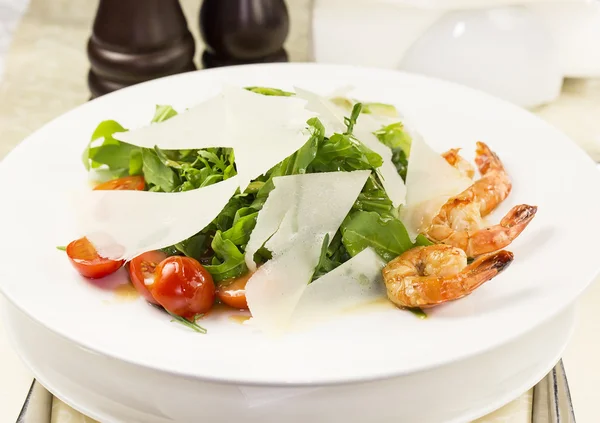 Salada de camarão e verduras — Fotografia de Stock