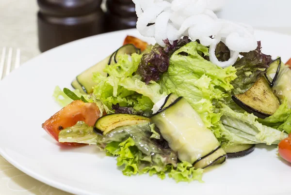 Salade au fromage et herbes et légumes — Photo