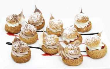 Kremalı çikolatalı tatlılar ve dondurma