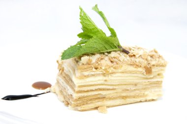 Katman pastası parçası w dekore edilmiştir.