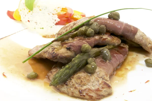 Viande cuite au four aux asperges — Photo