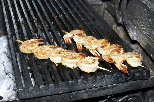 Cooking shrimp on the grill — Stock Photo, Image