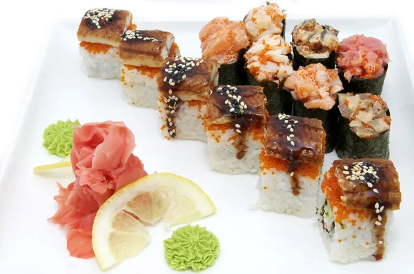 Sushi japonais poissons et fruits de mer — Photo