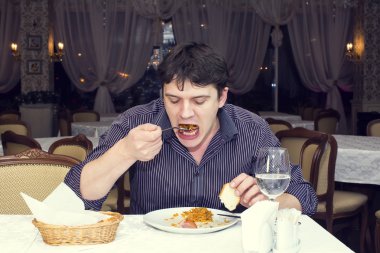 bir genç adam akşam yemeği