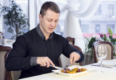 genç adam yemek yemek