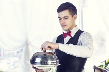 Garson bir tepsi gıda ile