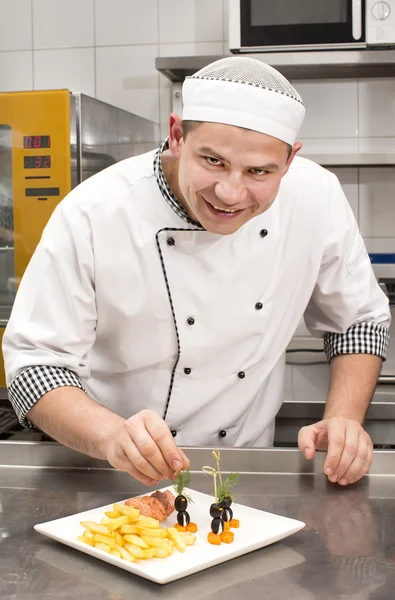 Chef preparar comida na cozinha — Fotografia de Stock