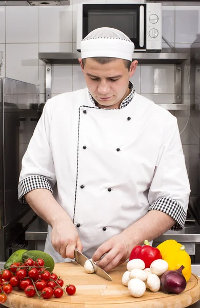 Chef preparar comida na cozinha — Fotografia de Stock