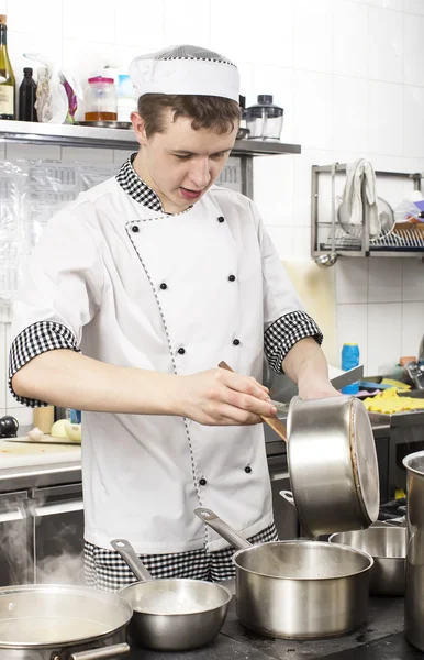 Chef-kok bereiden van voedsel — Stockfoto