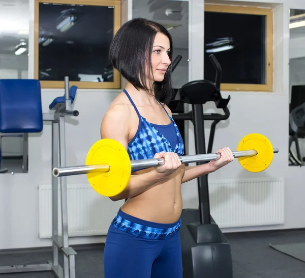 Jong meisje in de sportschool — Stockfoto