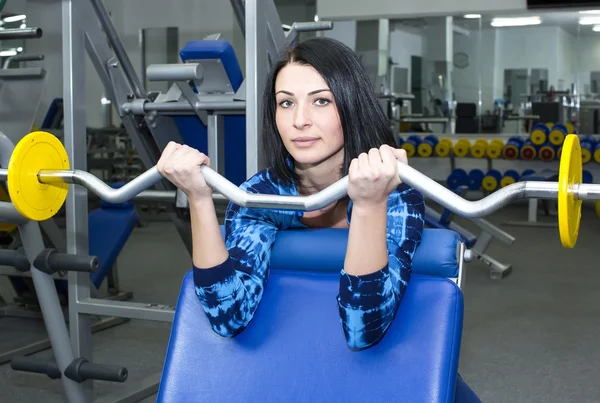 Genç kızı spor salonunda — Stok fotoğraf