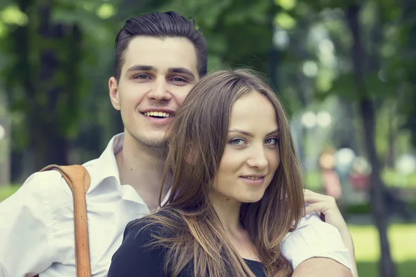 Mladý pár v parku — Stock fotografie