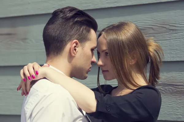 Pareja joven en el parque — Foto de Stock