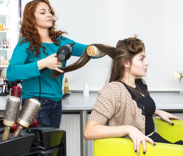 Femme dans un salon de beauté — Photo