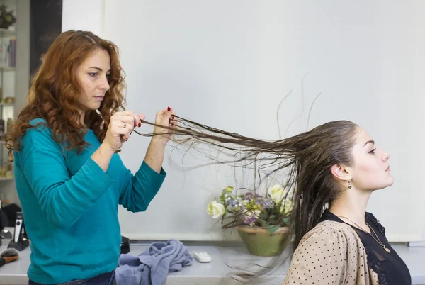 Femme dans un salon de beauté — Photo