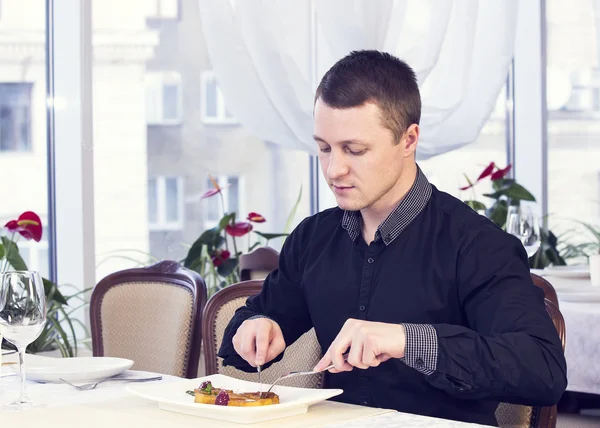 Jonge man eten lunch — Stockfoto