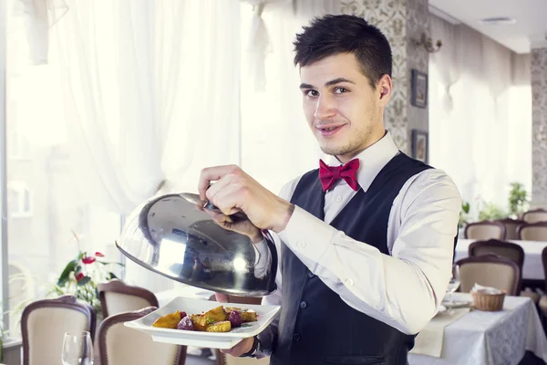 Cameriere con un vassoio di cibo — Foto Stock