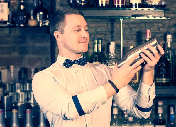 Młody mężczyzna pracujący jako barman — Zdjęcie stockowe