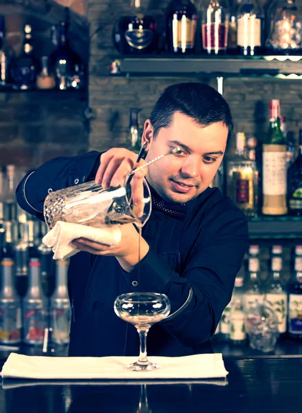 Giovane che lavora come barista — Foto Stock