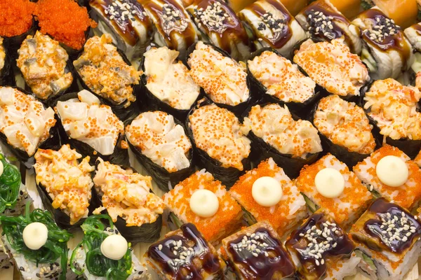 Japońskie sushi, ryby i owoce morza — Zdjęcie stockowe