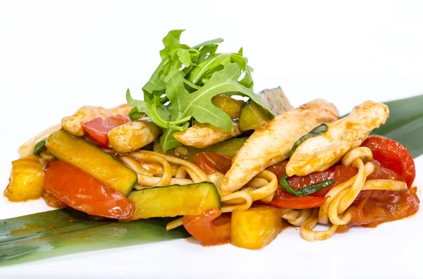 チキンと野菜のスパゲティ — ストック写真