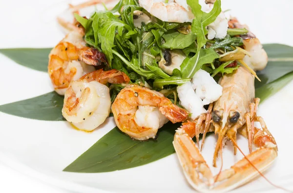 Ensalada de camarones verduras y cangrejos de río — Foto de Stock