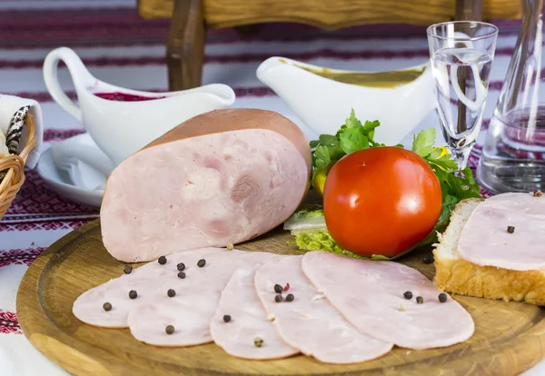 Schinken auf dem Tisch in einem Restaurant — Stockfoto