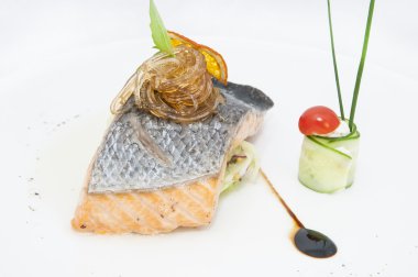 sebzeli fırında somon fileto