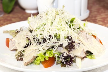 sebze, et ve peynir salatası