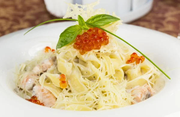 Macarrones con queso y caviar de salmón — Foto de Stock