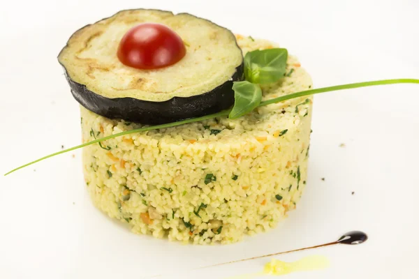 Cuscús adornado con berenjena y tomate — Foto de Stock