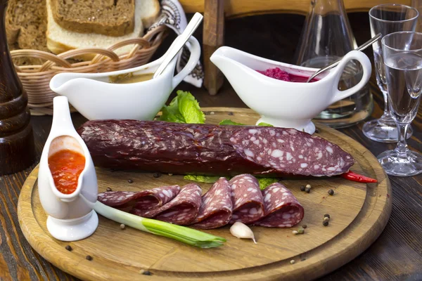 Saucisses sur une assiette en bois — Photo