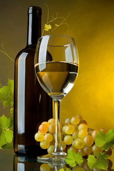 Una copa de vino, botella y uvas — Foto de Stock