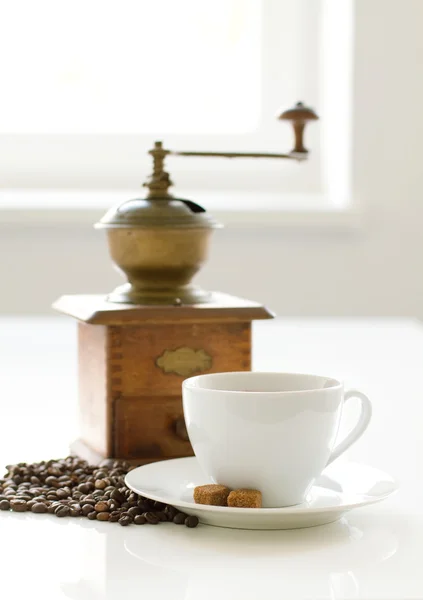 Taza de café con azúcar y molino — Foto de Stock