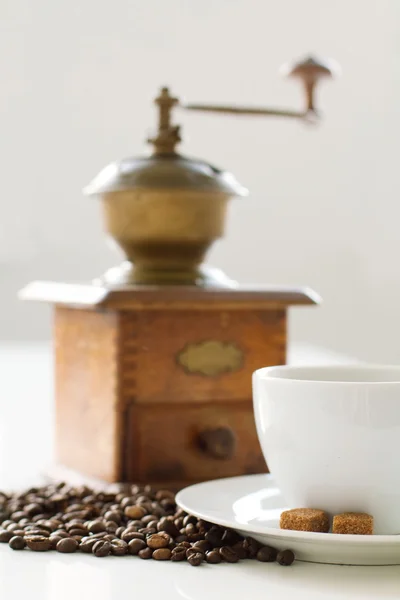 Taza de café con azúcar y molino — Foto de Stock