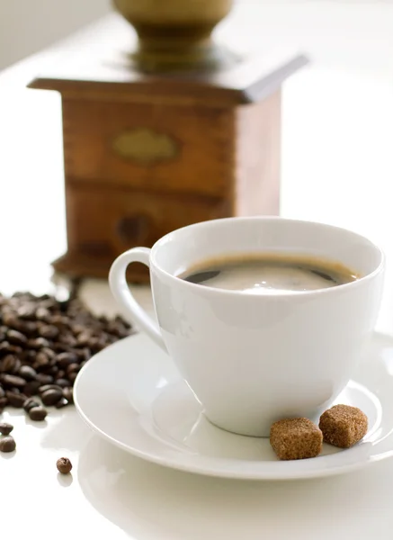 Tasse de café avec sucre et broyeur — Photo