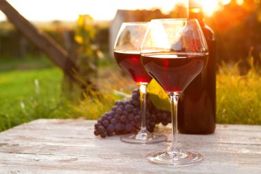 İki kadeh kırmızı şarap.