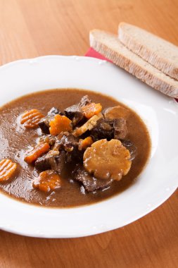 Dana gulaş taze dilimlenmiş mantar