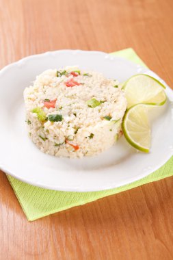 kuskus, maydanoz, domates ve salatalık salatası