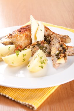 tavuk jambon, salam ve dilimlenmiş noodles ile