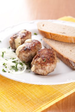 peynir ve soğan ekmek ile doldurulmuş et köfte