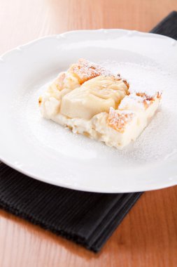 peynirli sufle ile badem şekeri ile serpilir.