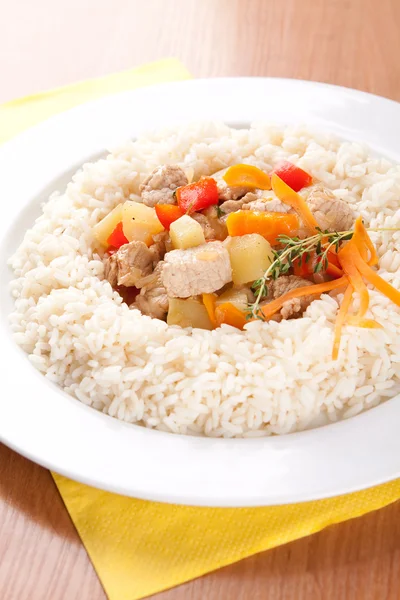 Cerdo con verduras, ajo y arroz — Foto de Stock