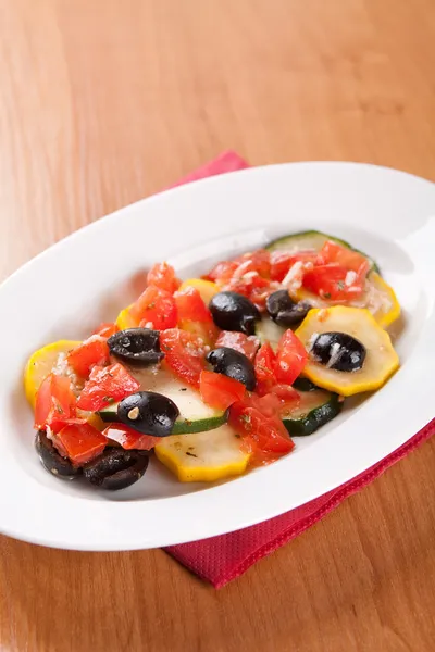 Zucchini salad with tomatoes and olives with bread — Stock Photo, Image