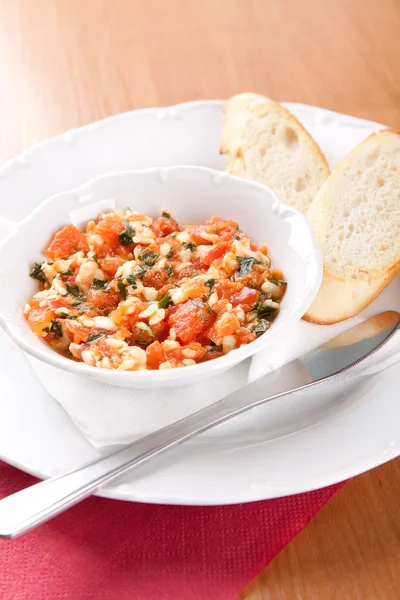 Toastaufstrich mit Tomaten, geriebenem Käse und Sellerie — Stockfoto